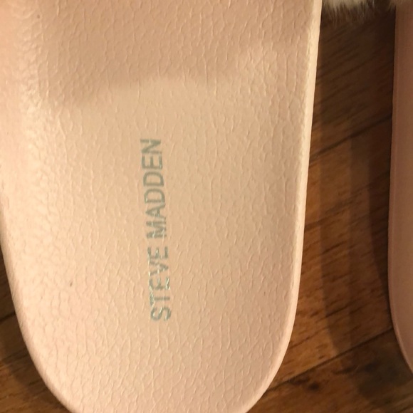 STEVE MADDEN PINK SLIDES - Picture 2 of 2